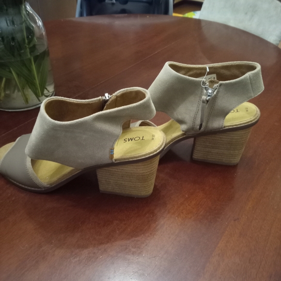 TOMS Women's Sandals in Beige and Taupe - Picture 3 of 7